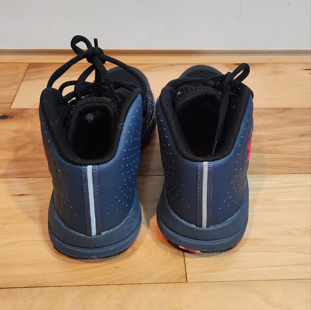 NWOT Under Armour Jet Gray and pink unisex sneakers 5.5Y